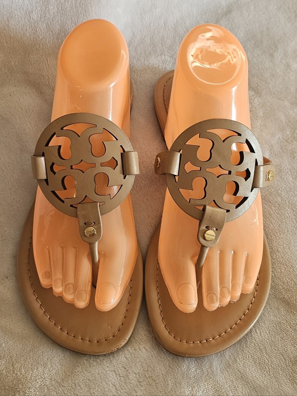 Women’s Beige Tan Cutout Medallion Thong Sandals - Neutral Beige- Size 9-NEW - Picture 2 of 2